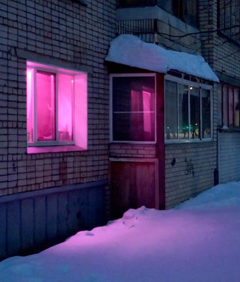 Почему в окнах горит фиолетовый свет — qwert.uz