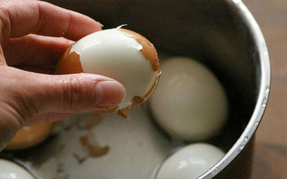 Как почистить вареные куриные яйца, всмятку, что плохо чистятся: 6 способов. как почистить перепелиные яйца? сколько и как нужно правильно варить яйца, чтобы легко чистились: советы, видео 