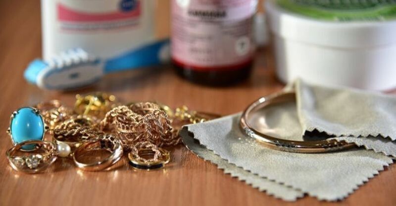 Как почистить золотые серьги с камнями в домашних условиях: советы с видео