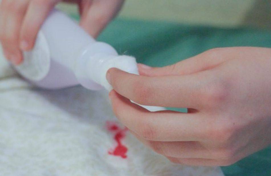 Как отстирать лак для ногтей с одежды: способы и средства