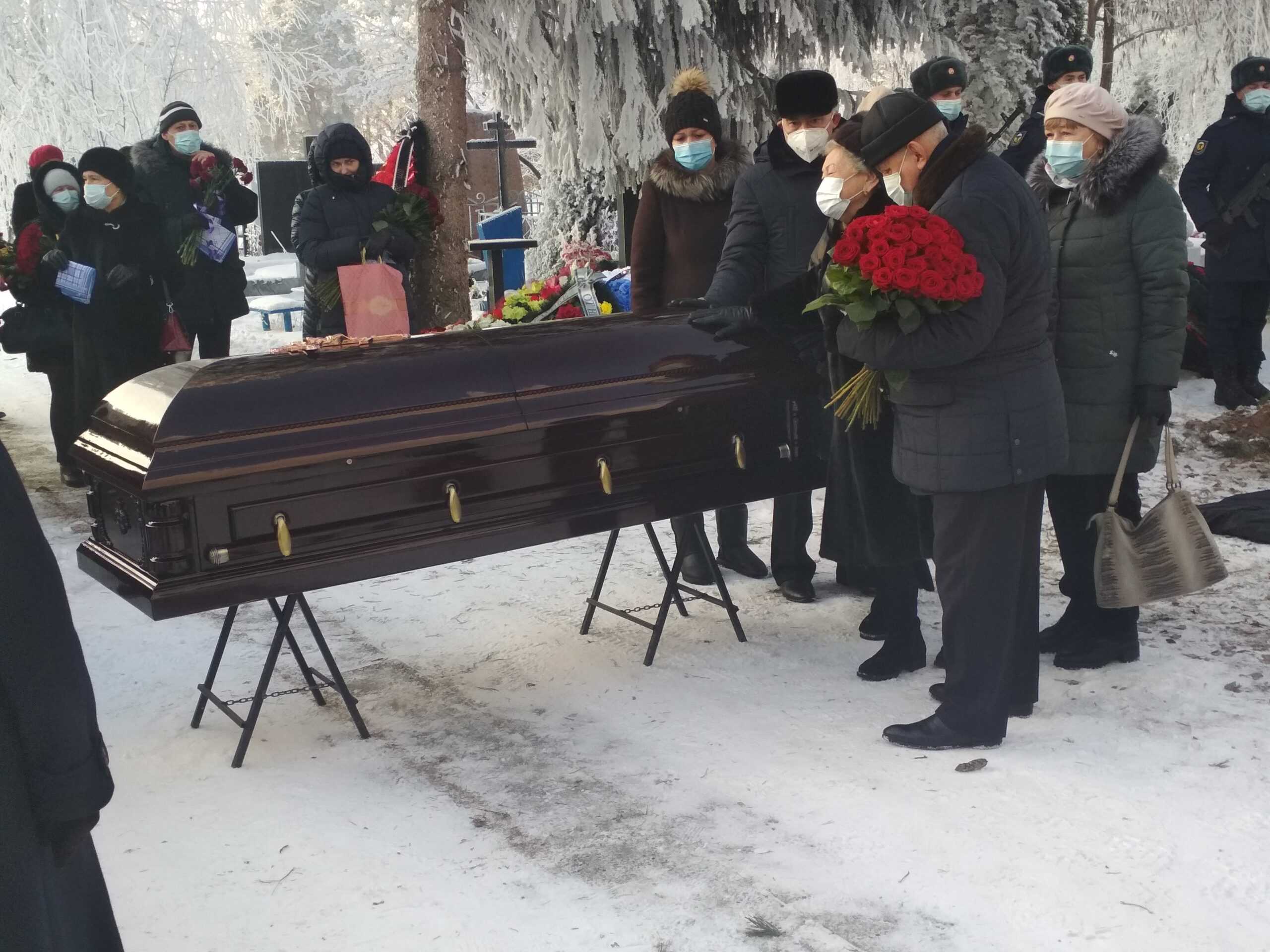 Китайские власти уже не в первый раз пытаются запретить вызывать стриптизерш… на похороны Что экзотические танцовщицы делают в столь скорбный день — рассказываем в нашем