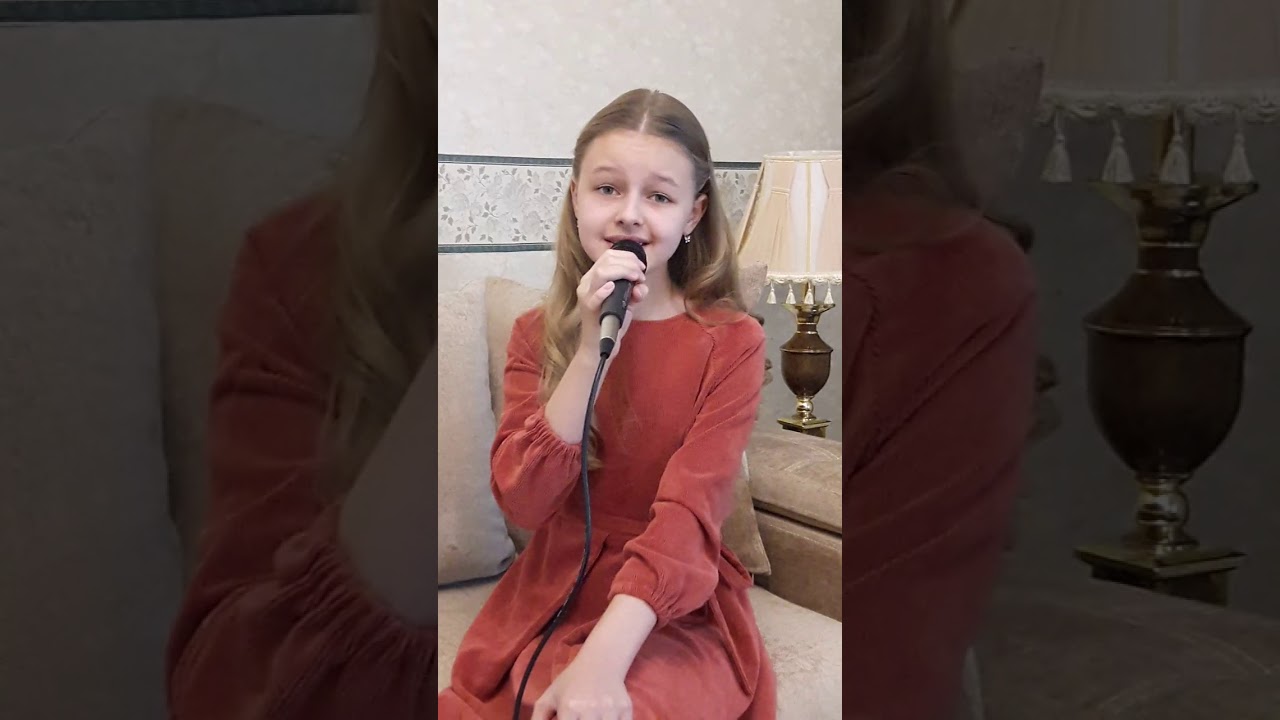 40-летняя Анна Пингина – исполнительница авторских песен в жанрах  фолк и инди-рок из Японии Артистка уже много лет живет и работает в Японии, но недавно Анна прилетела из Токио